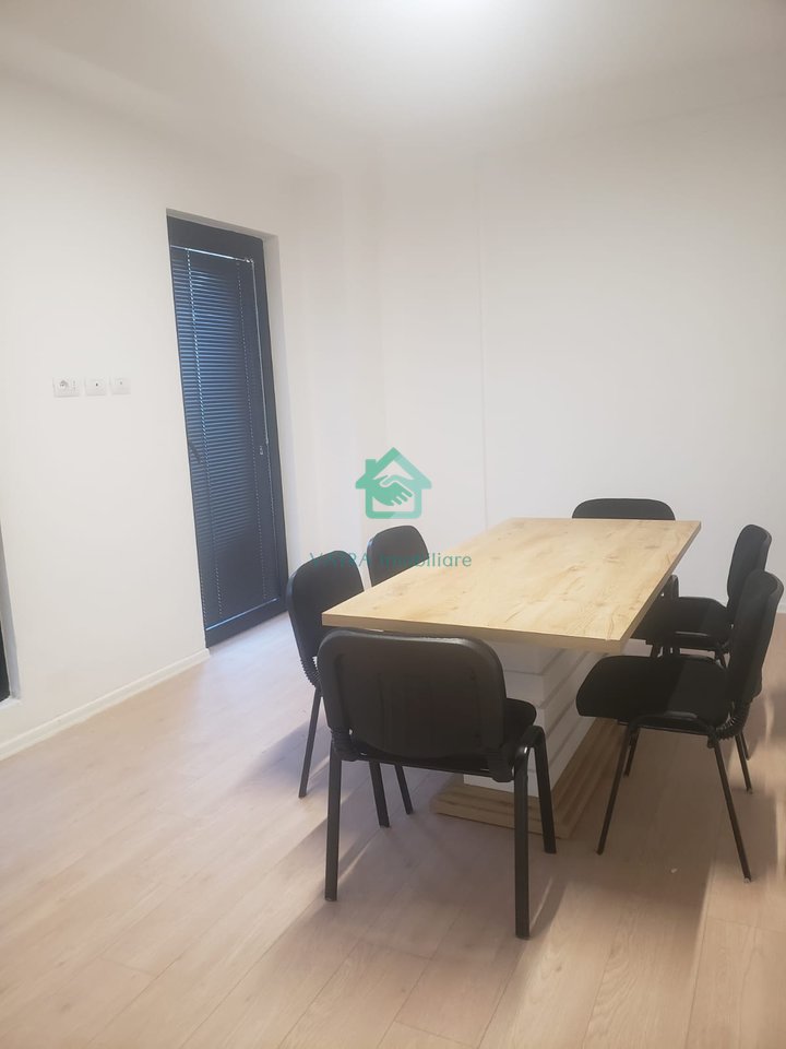 Ambient Biznesi Me Qira  Garden Building tek 21 Dhjetori, Tiranë – 1000€ neto | 124 m²