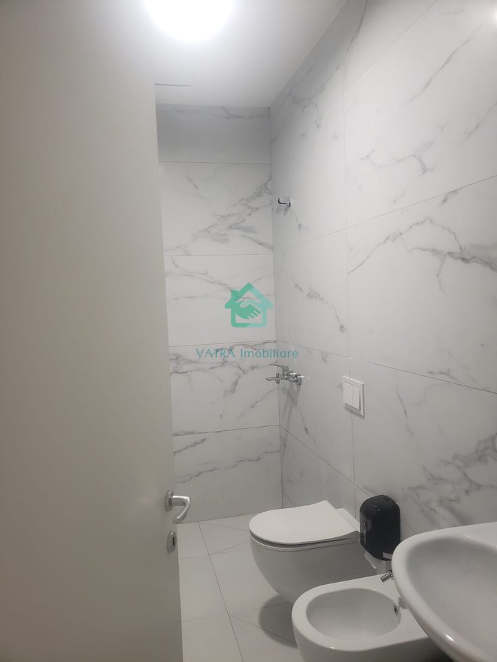 Ambient Biznesi Me Qira  Garden Building tek 21 Dhjetori, Tiranë – 1000€ neto | 124 m²