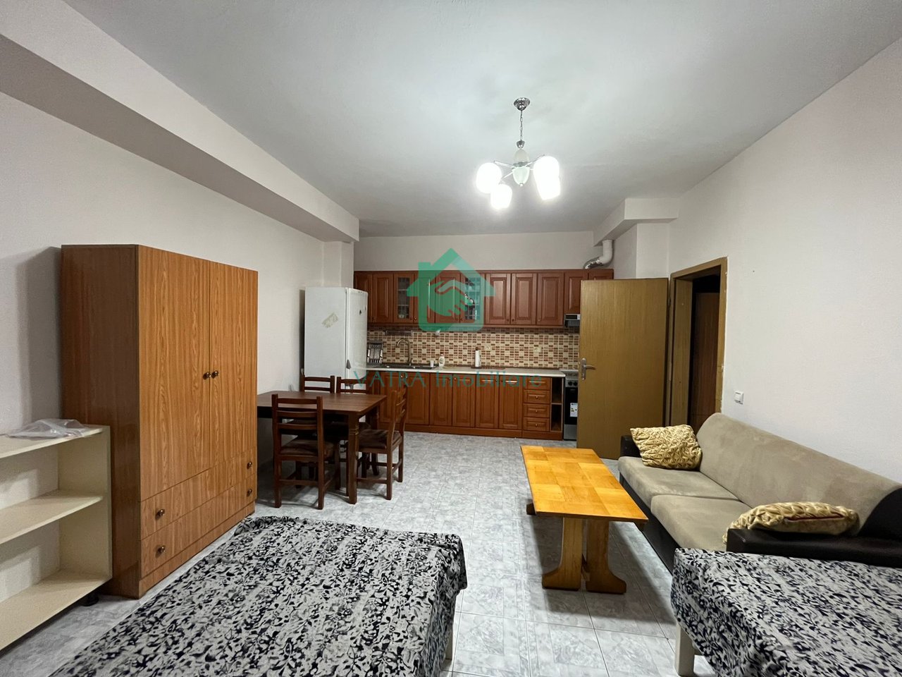 Garsoniere Me Qira në Komunën e Parisit, Tiranë - 35.000 Lekë/muaj| 40 m²