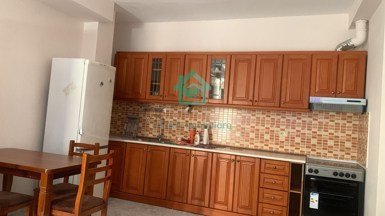 Garsoniere Me Qira në Komunën e Parisit, Tiranë - 35.000 Lekë/muaj| 40 m²