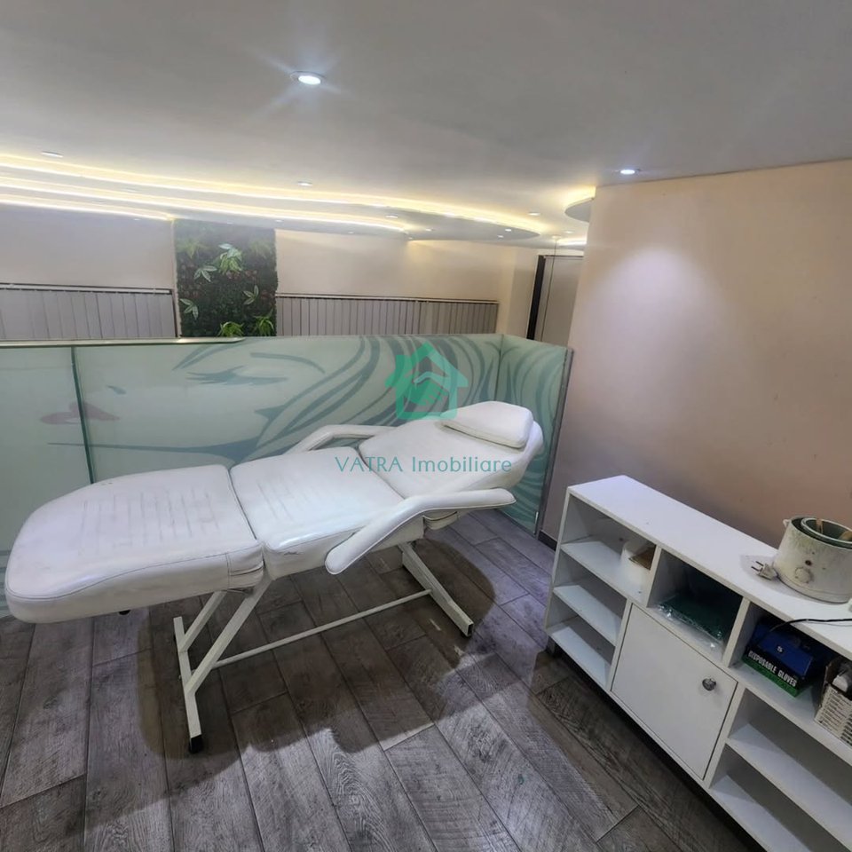 Ambient Biznesi + Post parkimi  Me Qira tek Golden Park në Rrugën e Kavajës, Tiranë - 1200€ | 60 m²