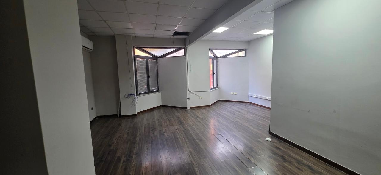 Jepet me qira Zyre 220m² prane Fakultetit te Shkencave Bulevardi Zogu i Pare