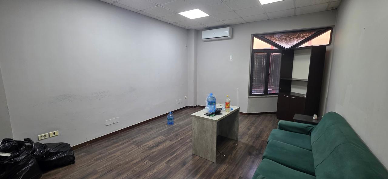 Jepet me qira Zyre 220m² prane Fakultetit te Shkencave Bulevardi Zogu i Pare