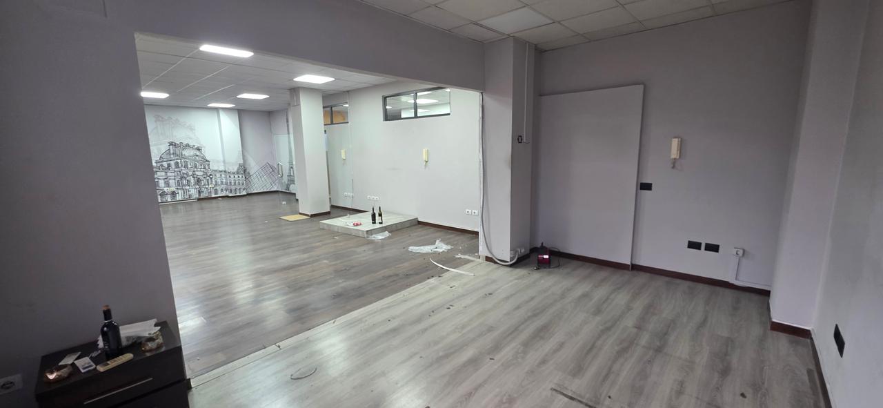 Jepet me qira Zyre 220m² prane Fakultetit te Shkencave Bulevardi Zogu i Pare