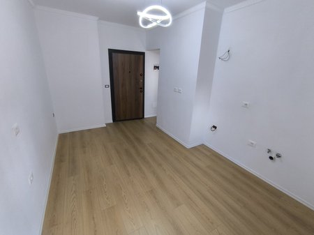 Shitet apartament 1+1 tek Restorant Fresku