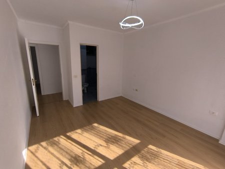 Shitet apartament 2+1 tek Restorant Fresku