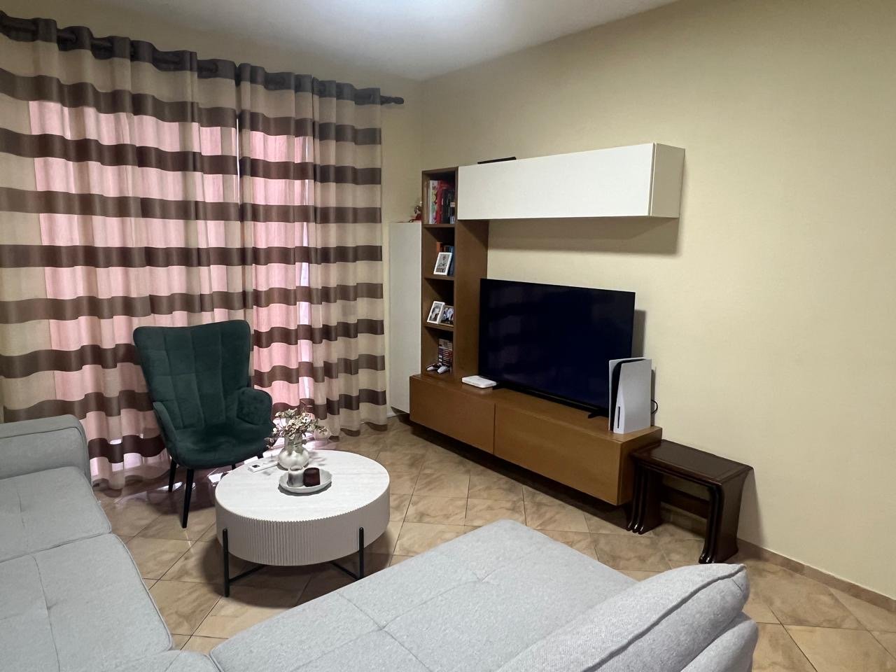 Jepet me qira apartament BOSH 2+1+2 tek pallatet Cabej/ prane restorant Helios