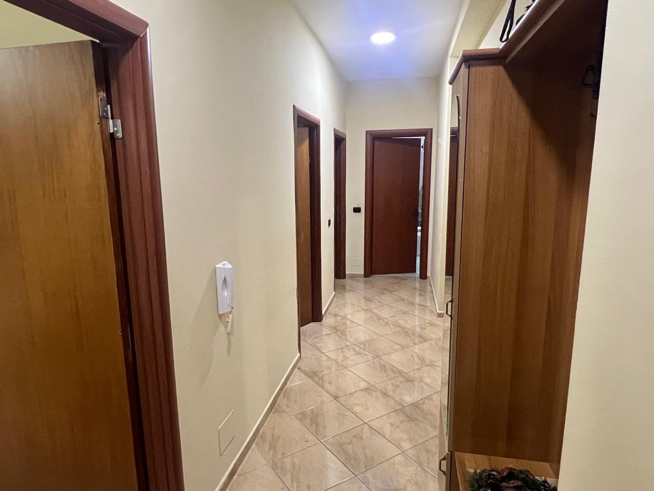 Jepet me qira apartament BOSH 2+1+2 tek pallatet Cabej/ prane restorant Helios