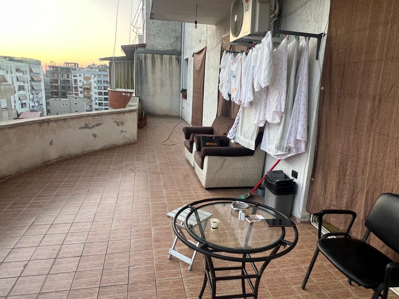 Jepet me qira apartament BOSH 2+1+2 tek pallatet Cabej/ prane restorant Helios