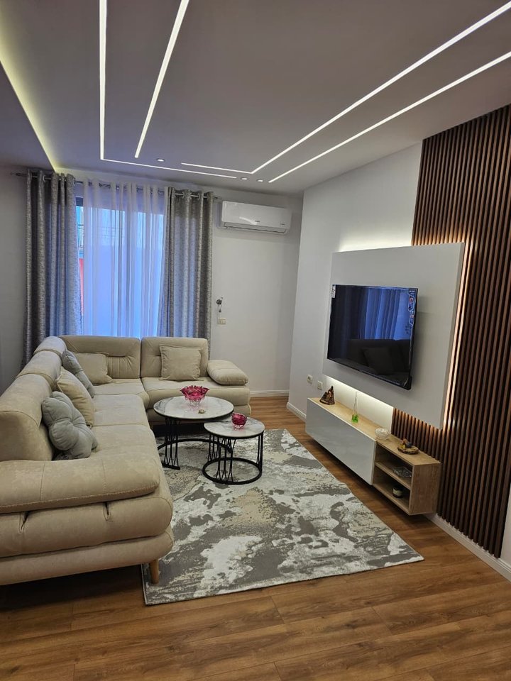 Appartamento 2+1 in vendita a Yzberisht/ Palazzi Cabej