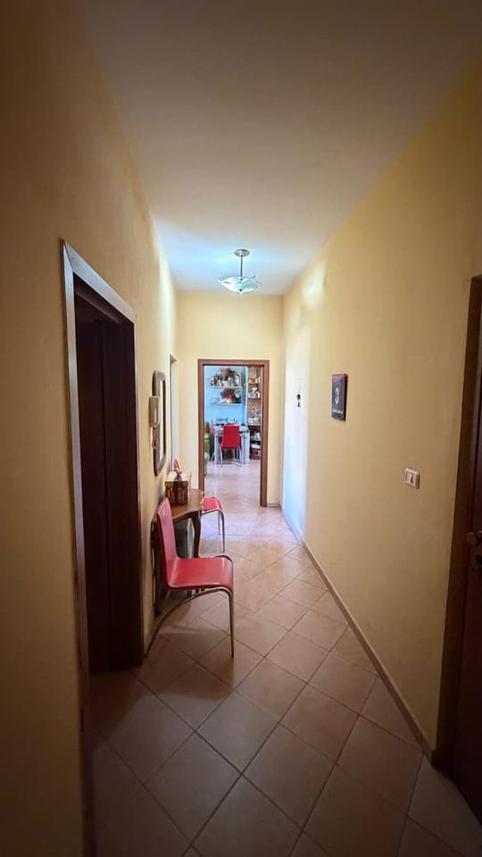 Shitet Apartament 1+1 te Komuna e Parisit/ Rrethrrotullimi