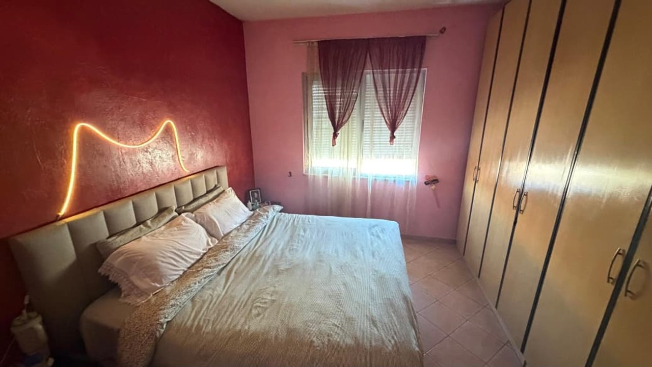 Shitet Apartament 1+1 te Komuna e Parisit/ Rrethrrotullimi
