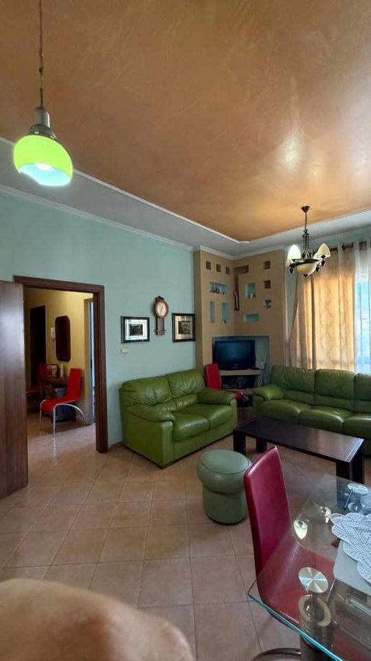 Shitet Apartament 1+1 te Komuna e Parisit/ Rrethrrotullimi