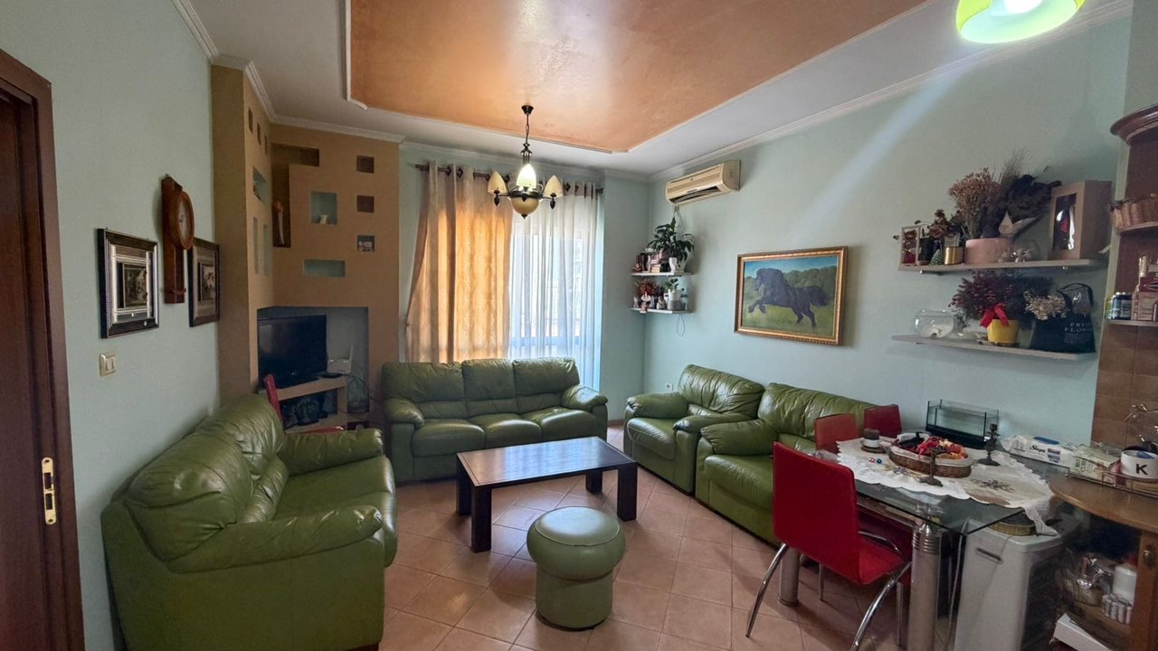 Shitet Apartament 1+1 te Komuna e Parisit/ Rrethrrotullimi
