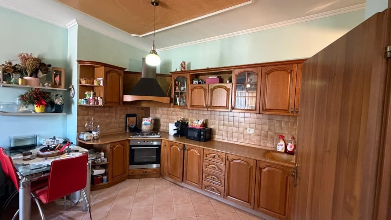 Shitet Apartament 1+1 te Komuna e Parisit/ Rrethrrotullimi
