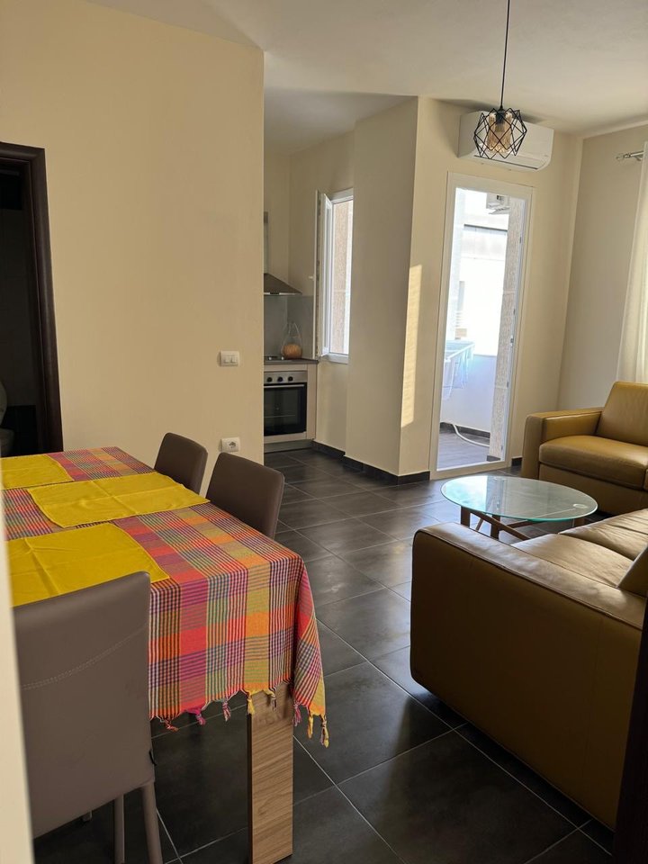 Shitet Apartament 1+1 ne Gjire te lalzit  / Tek FishLand