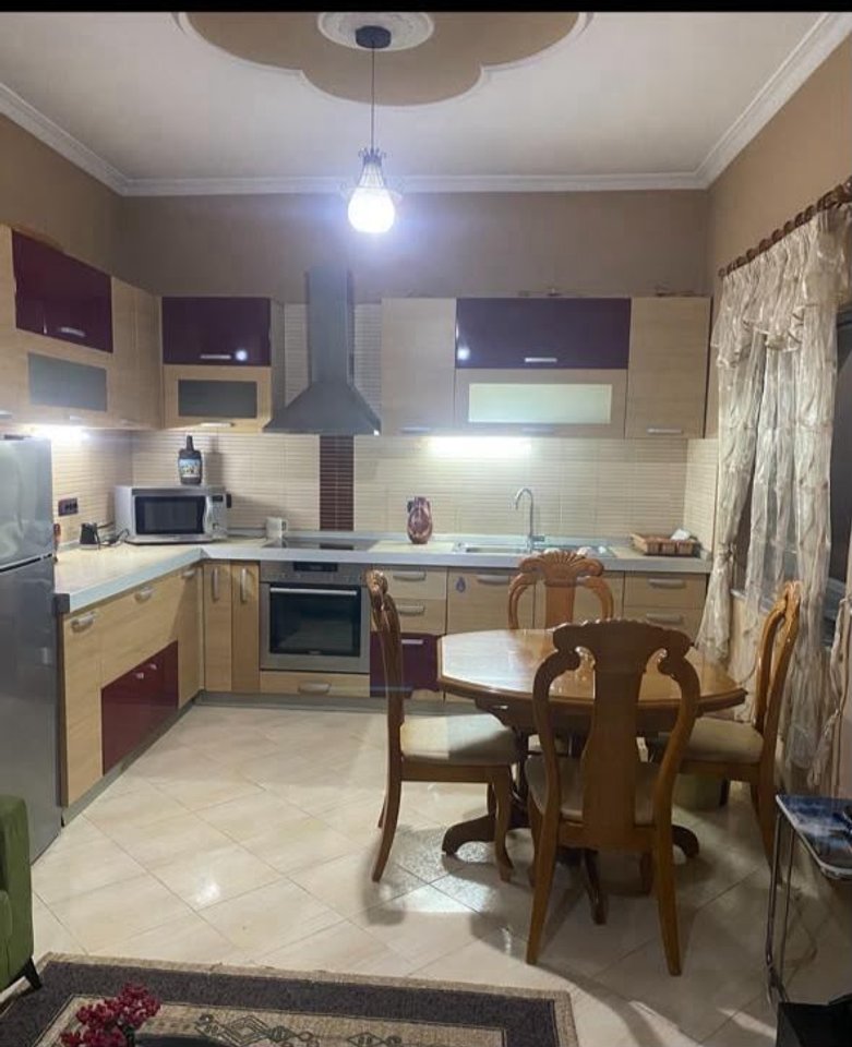 Jepet me qira apartament 1+1 rruga  e Dibres/ sa kalon vilen Gold ne qender te Tiranes (vetem per 3 vajza)
