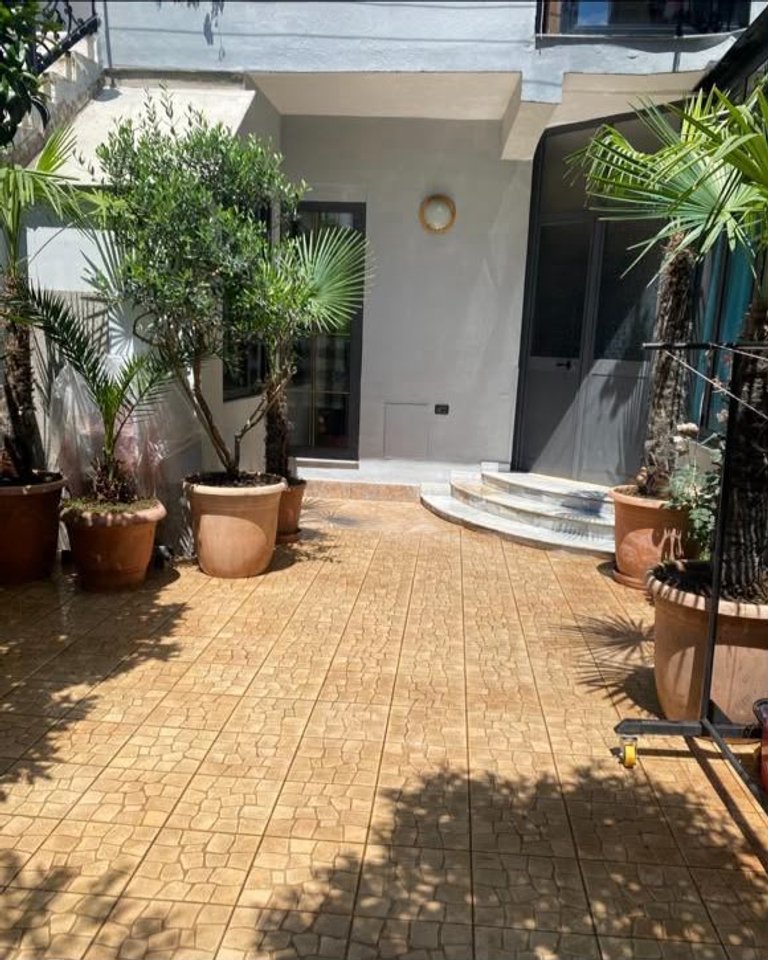 Jepet me qira apartament 1+1 rruga  e Dibres/ sa kalon vilen Gold ne qender te Tiranes (vetem per 3 vajza)
