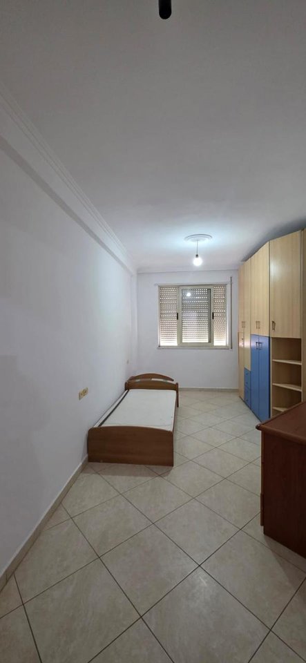 Shitet Apartament 3+1+2 ne Yzberisht / Pallatet Cabej
