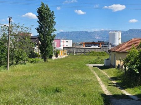 Shitet Toke ne Yrshek/ Afer Liqenit Te Kasharit