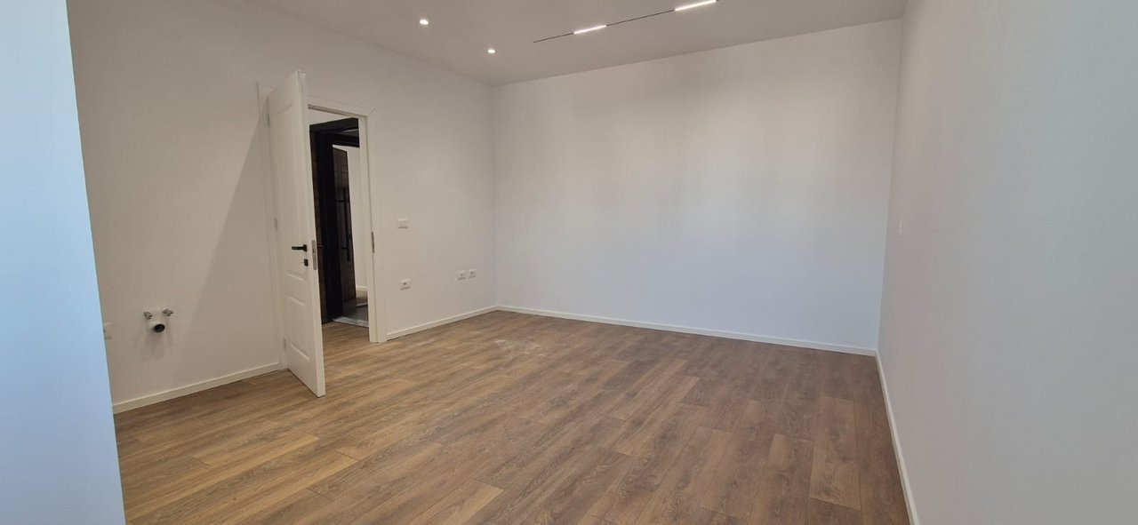 Shitet Apartament 2+1 te Ish Parku ne rrugen Fadil Bodinaku