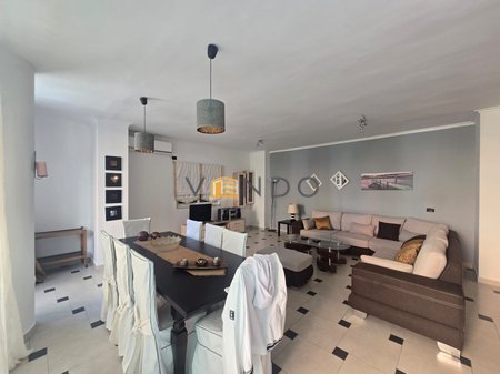 Shitet Apartament 2+1 te Komuna e Parisit prane Kristal Center