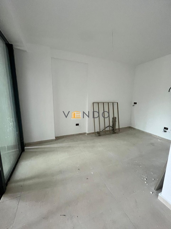 Shitet Apartament 1+1+garazhd ne Qender/ Tek Selvia