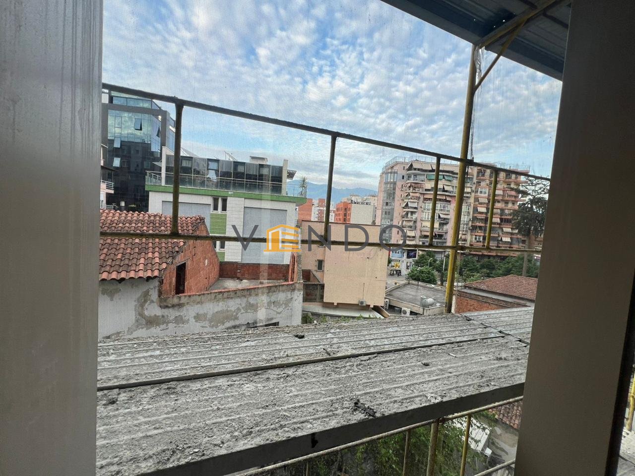 Shitet Apartament 1+1+garazhd ne Qender/ Tek Selvia