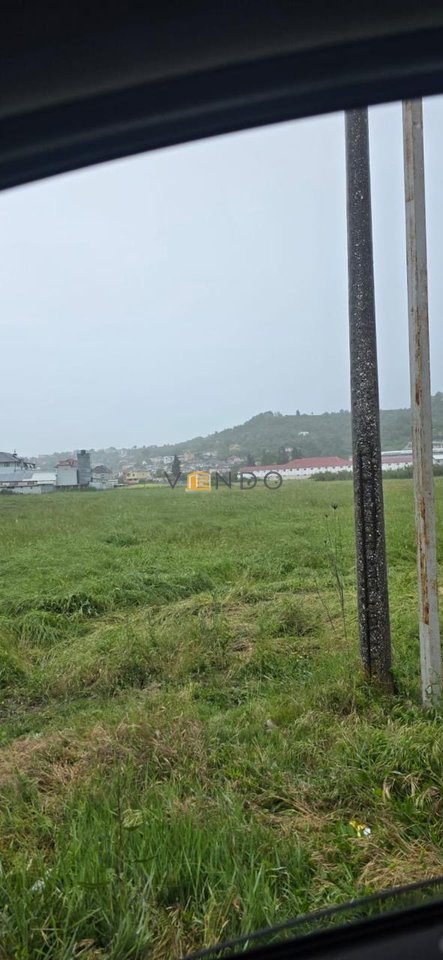 Shitet Toke Eksluzive ne Vaqarr Buze rruge/  tek Restorant Keshtjella