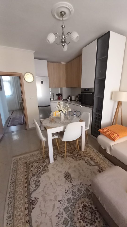 Shitet apartament 2+1 ne Qender tek Bulevardi Zogu I