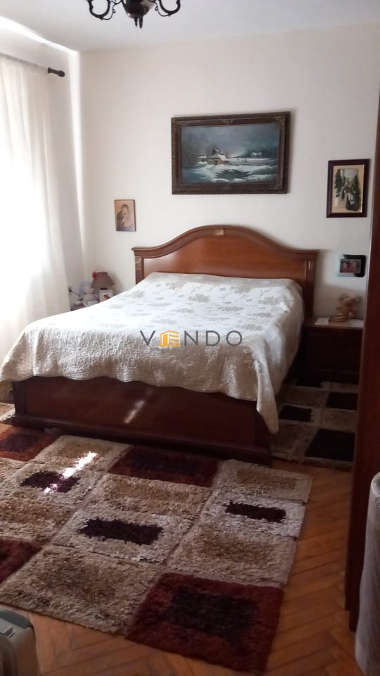 Shitet apartament 2+1 ne Qender tek Bulevardi Zogu I