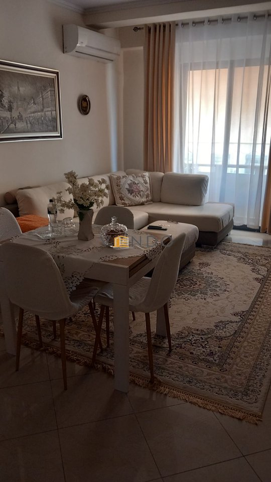 Shitet apartament 2+1 ne Qender tek Bulevardi Zogu I