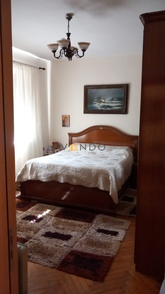 Shitet apartament 2+1 ne Qender tek Bulevardi Zogu I