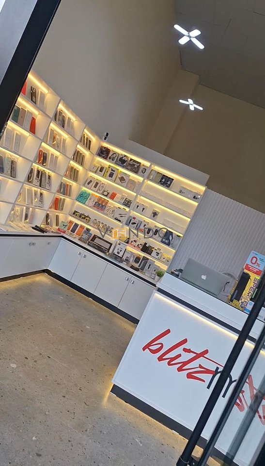 Shitet Biznesi Dyqan dhe Servis Telefonash tek Amerikan 2 / rruga Selaudin Zorba