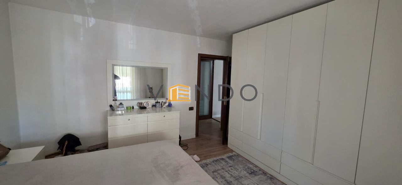 Shitet Apartament 4+1+2+2 ne Ali Dem/ Prane rruges Tanush Topia