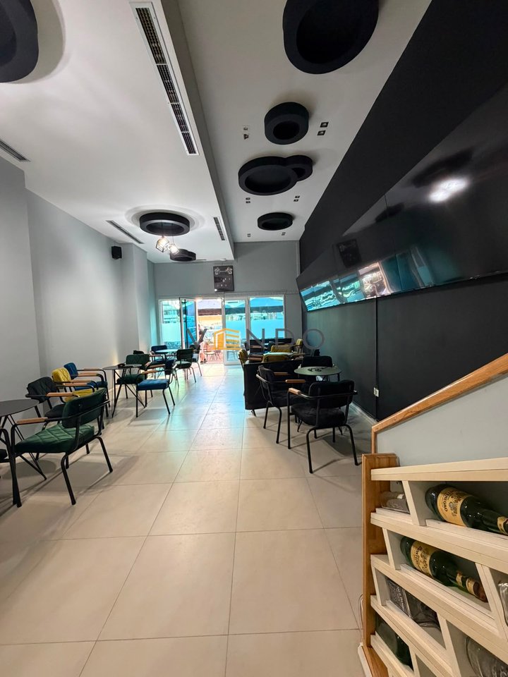 Shitet Biznesi Lokal / Ne Astir Prane Furres Shinjatari