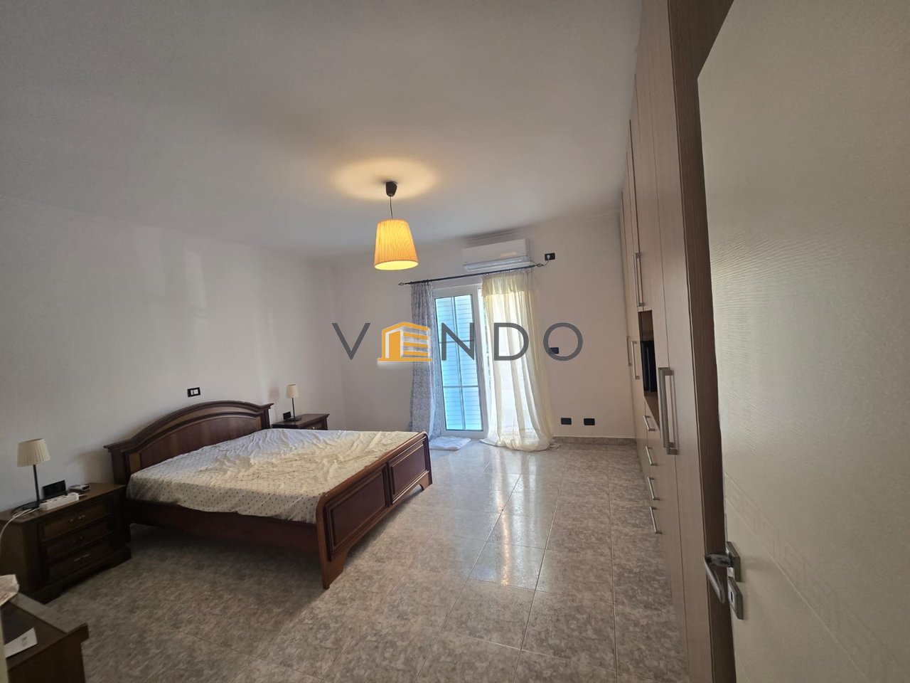 Shitet Apartament 2+1 te Komuna e Parisit prane Kristal Center