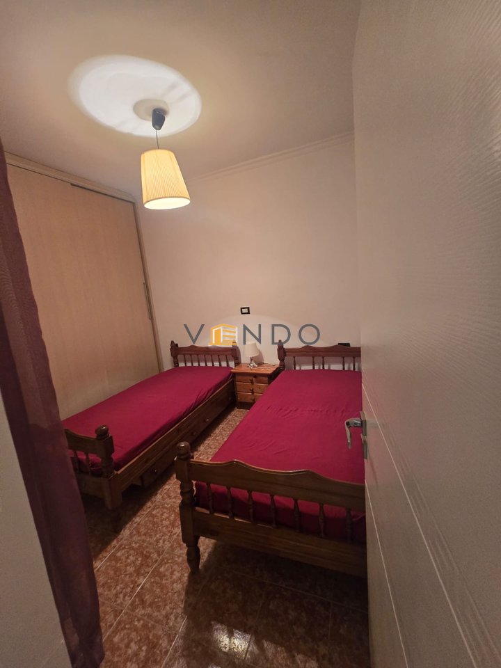 Shitet Apartament 2+1 te Komuna e Parisit prane Kristal Center