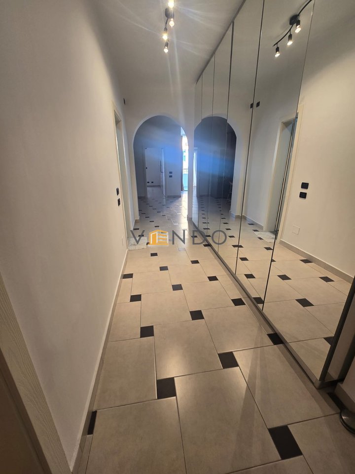 Shitet Apartament 2+1 te Komuna e Parisit prane Kristal Center