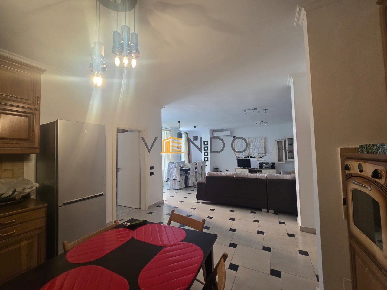 Shitet Apartament 2+1 te Komuna e Parisit prane Kristal Center