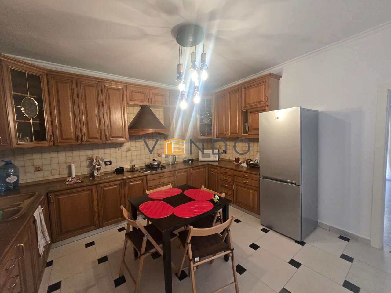 Shitet Apartament 2+1 te Komuna e Parisit prane Kristal Center