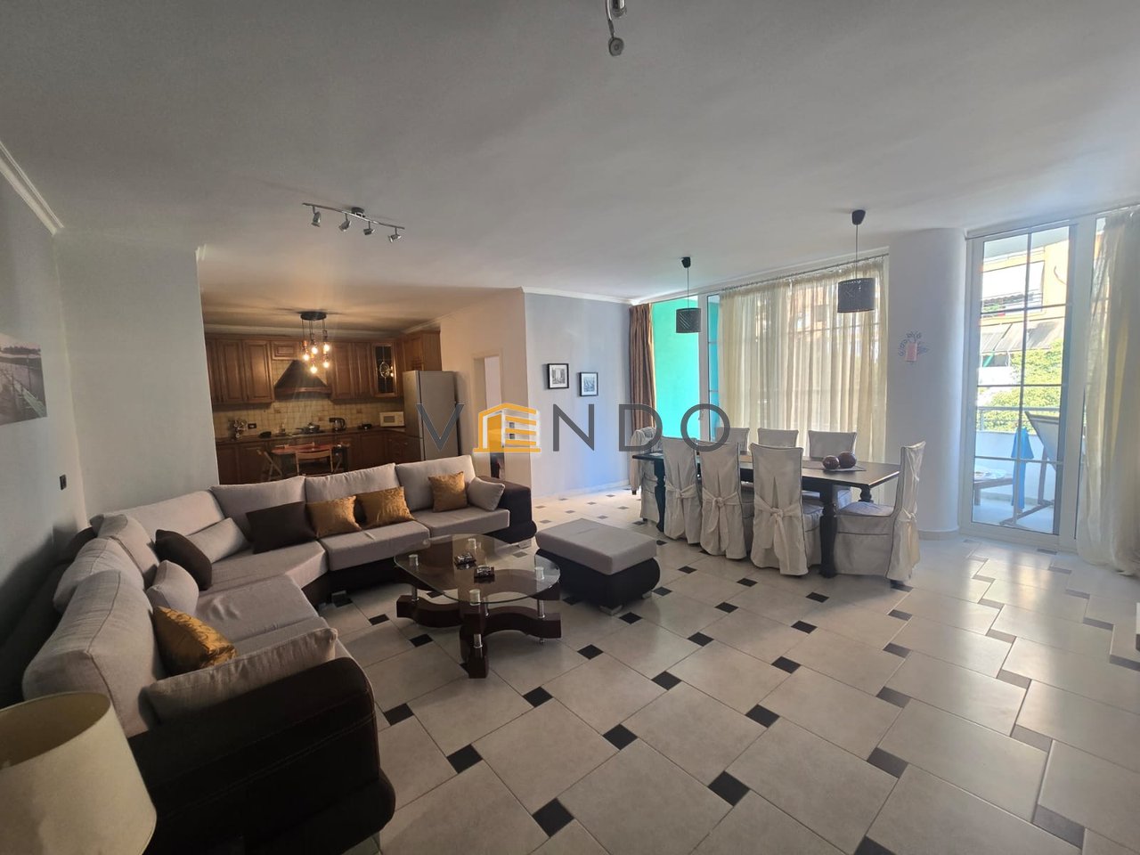 Shitet Apartament 2+1 te Komuna e Parisit prane Kristal Center