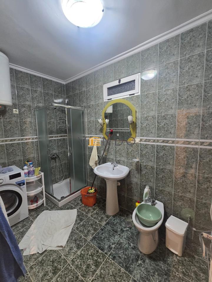Shitet Apartament 2+1 te Komuna e Parisit prane Kristal Center