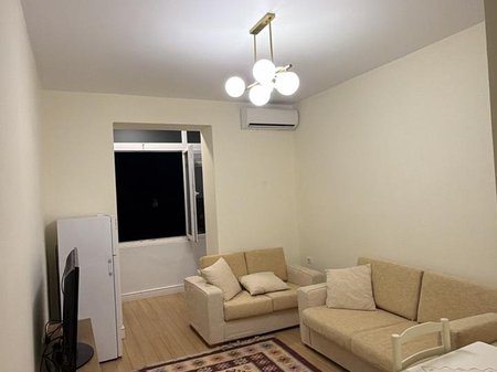 Jepet me qera Apartament 2+1 te Shallvaret/ Qender