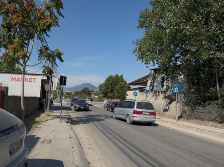 Affittasi Locale Commerciale & Parcheggio & Appartamento 3+1 a Mezez/ Lungo la strada