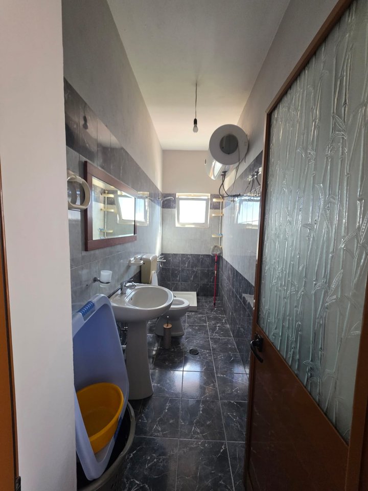 Jepet me qera Apartament kati 2 banim kat i nje vile private 3 kateshe
