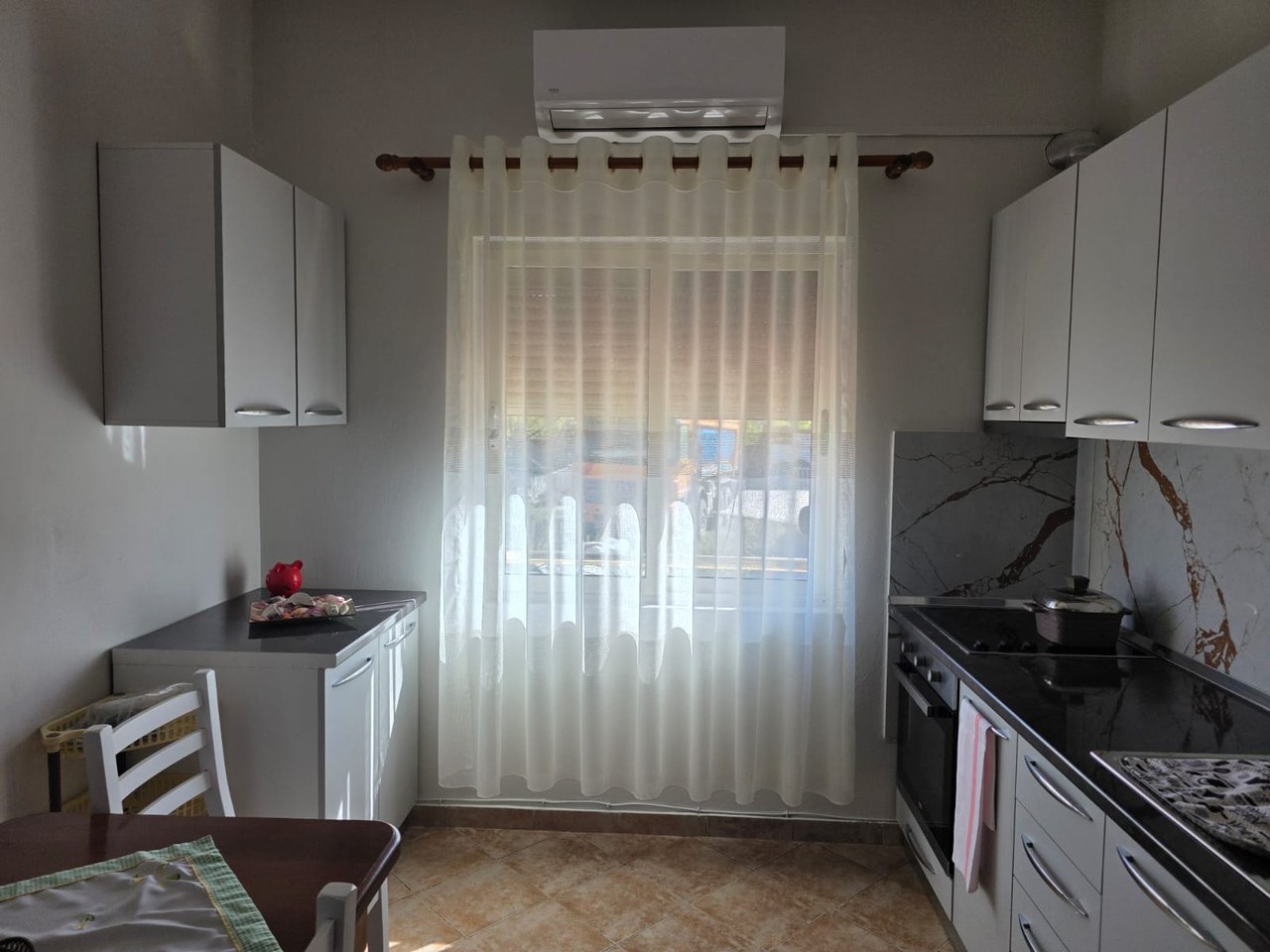 Jepet me qera Apartament kati 2 banim kat i nje vile private 3 kateshe