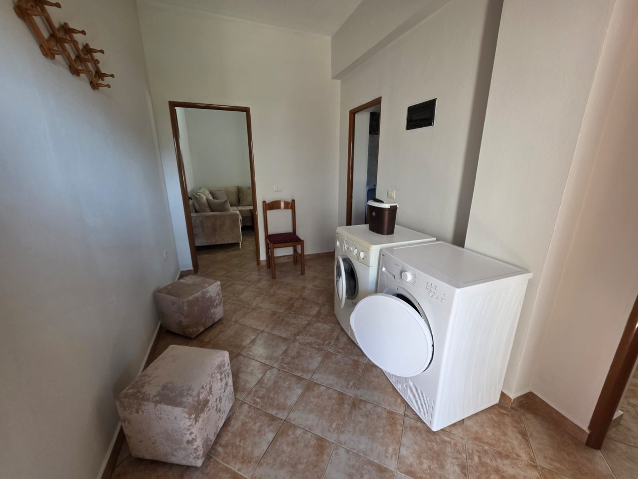 Jepet me qera Apartament kati 2 banim kat i nje vile private 3 kateshe