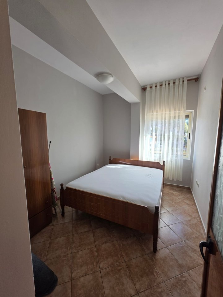 Jepet me qera Apartament kati 2 banim kat i nje vile private 3 kateshe