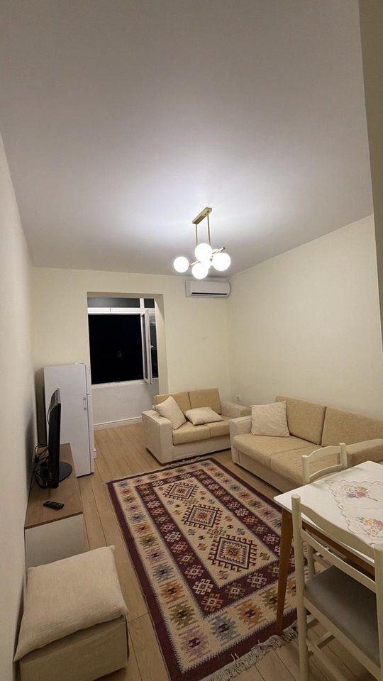 Jepet me qera Apartament 2+1 te Shallvaret/ Qender